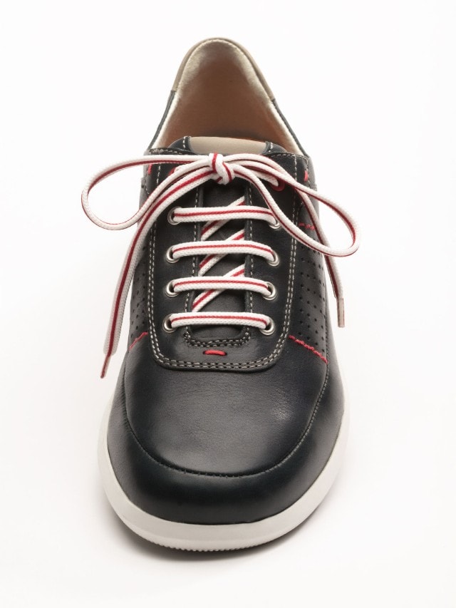 Nahaufnahme einer gebundenen Schleife auf einem Schuh von Walbusch.