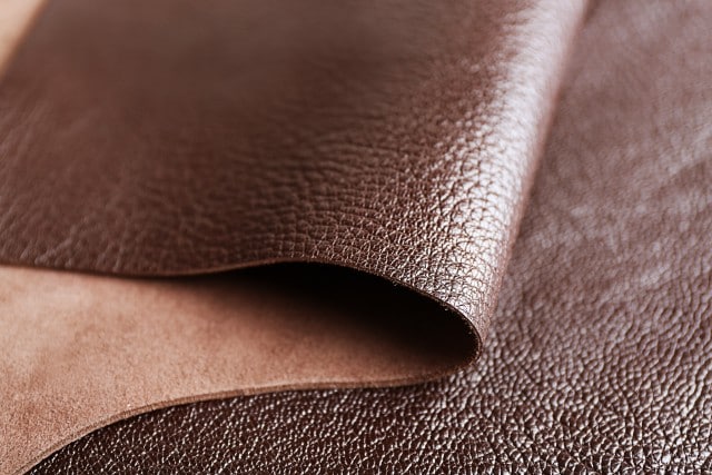 Nahaufnahme von braunem Leder mit sichtbarer Textur und umgeschlagener Kante.