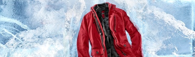 Rote Thermo-Jacke liegt auf Eis.