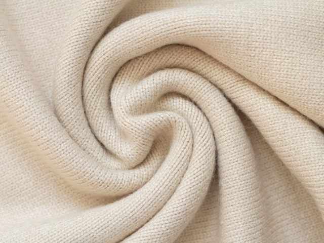 Nahaufnahme von einem weißen Cashmere Pullover