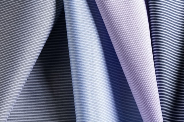 Nahaufnahme eines blau-weiß gestreiften Baumwollstoffs.