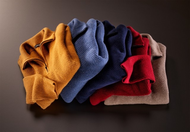 Aufnahme von fünf verschiedenfarbigen Cashmere-Pullovern