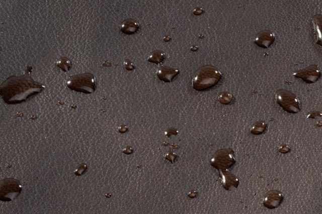 Nahaufnahme von Leder mit Wassertropfen drauf