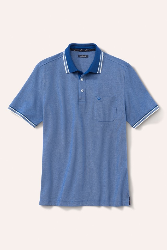 Das Bild zeigt ein blaues, kurzärmliges Poloshirt mit Brusttasche und weißen Streifen am Kragen und an den Ärmeln.