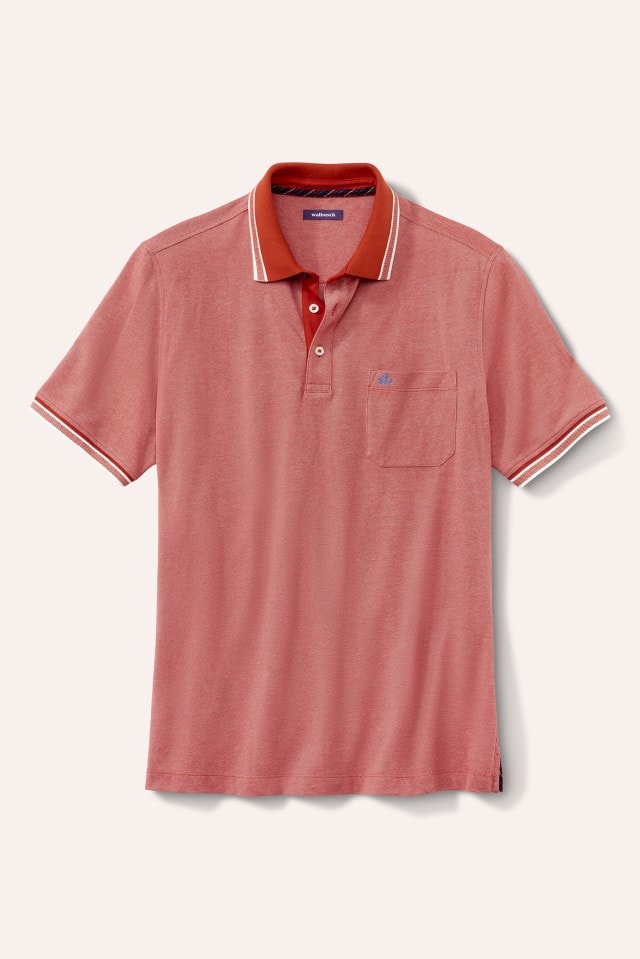 Das Bild zeigt ein rotes, kurzärmliges Poloshirt mit Brusttasche und einem orange abgesetzten Kragen sowie weißen Streifen an Kragen und Ärmeln.
