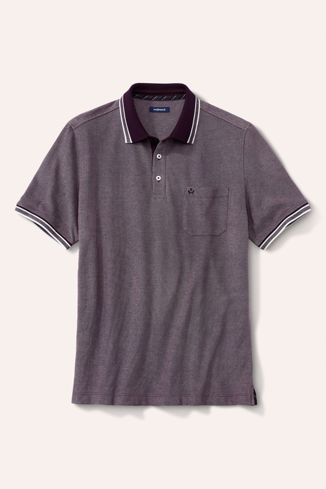 Das Bild zeigt ein kurzärmliges, violettes Poloshirt mit Brusttasche und einem dunkel abgesetzten Kragen sowie weißen Streifen an Kragen und Ärmeln.