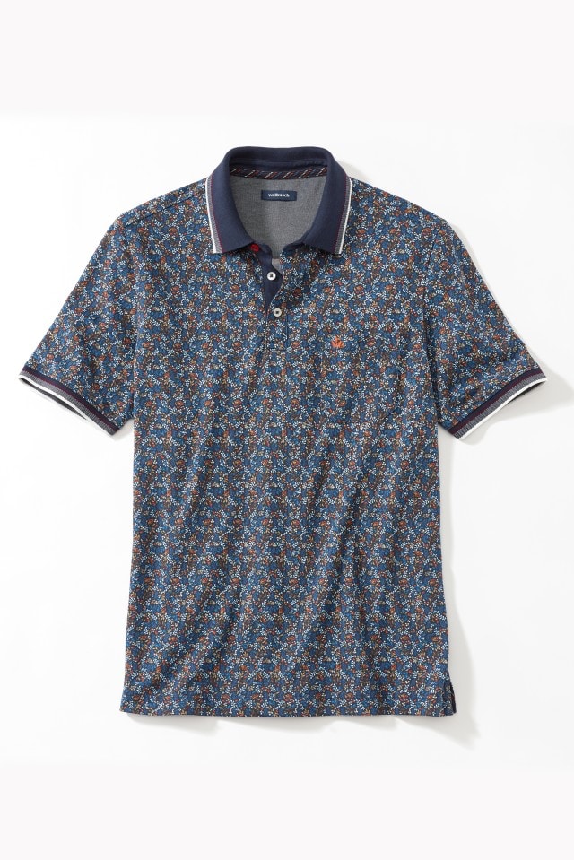 Das Bild zeigt ein kurzärmliges Poloshirt mit kleingeblümtem Muster in Blau- und Rottönen sowie einem dunkelblauen Kragen.