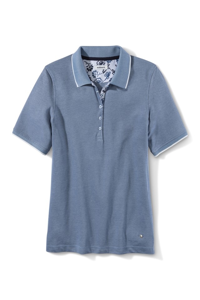 Das Bild zeigt ein kurzärmliges, hellblaues Polohemd mit Knopfleiste und floralen Details am inneren Kragen.
