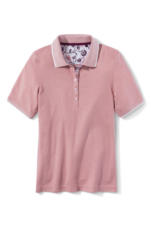 Das Bild zeigt ein rosafarbenes, kurzärmliges Polohemd mit Knopfleiste und floralen Details an der Innenseite des Kragens.