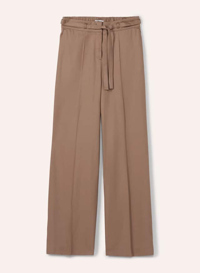 Eine braune Hose mit weitem Bein und Bindegürtel. Eine braune Hose mit weitem Bein und Bindegürtel.