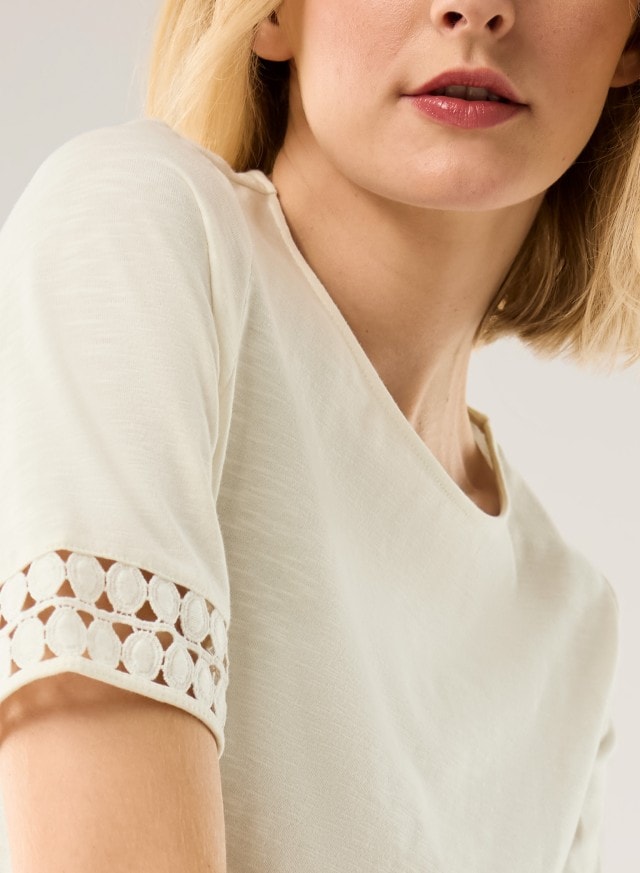 Abbildung Oberkörper Dame in T-Shirt