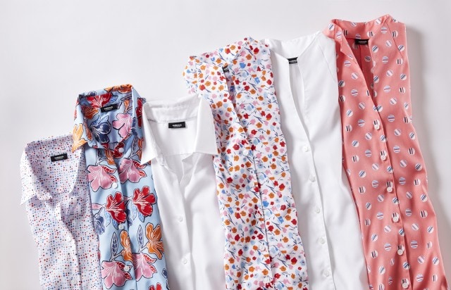 Fünf bunt gemusterte Hemden nebeneinander aufgereiht. Links: Punktmuster, Blumenmuster, zwei Hemden mit kleinen bunten Formen, rechts: rosa Hemd mit kleinen Symbolen.