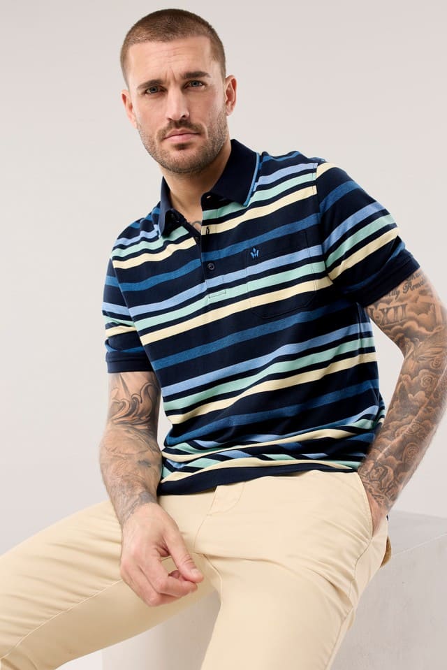 Ein Mann trägt ein gestreiftes Extraglatt-Polo Bicolor.