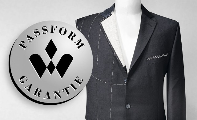 Halbfertige Anzugjacke auf Büste mit "Passform Garantie"-Emblem im Vordergrund.