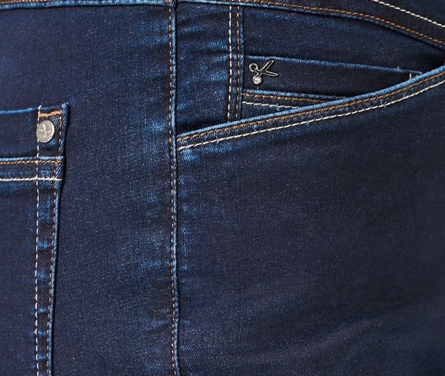 HW24_KW35_01a_L_Jeansberatung_Dame_hover_five_pocket_1