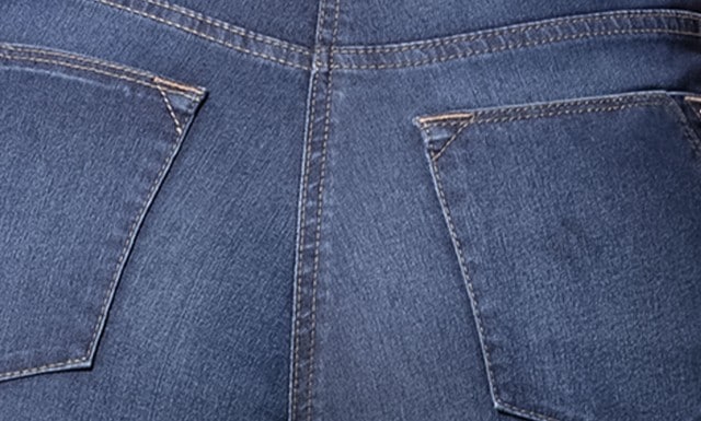 HW24_KW35_01b_L_Jeansberatung_Dame_hover_yoga_jeans_1