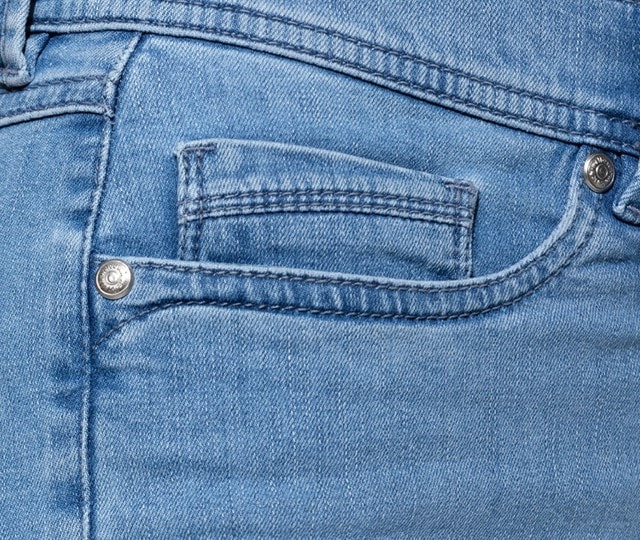 HW24_KW35_01e_L_Jeansberatung_Dame_hover_verkuerzte_jeans