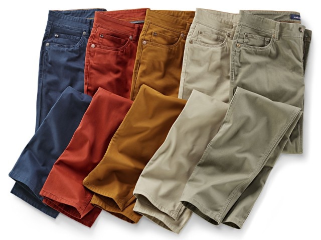 5 Walbusch Hosen in verschiedenen Farben liegen nebeneinander.