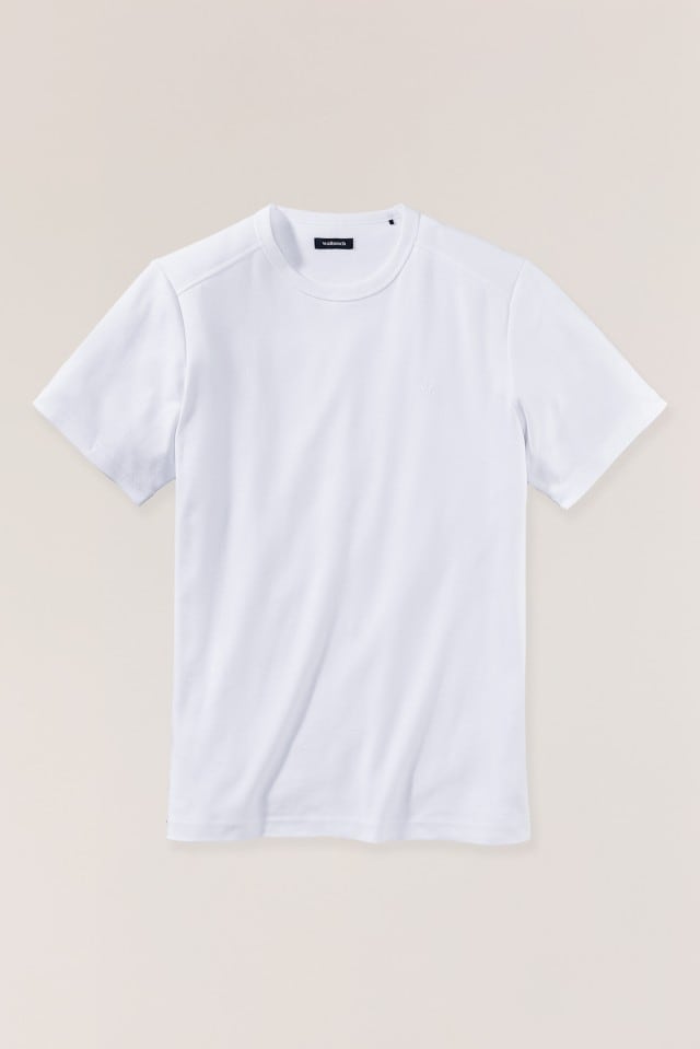 Ein schlichtes, weißes T-Shirt mit rundem Halsausschnitt liegt vor neutralem Hintergrund.