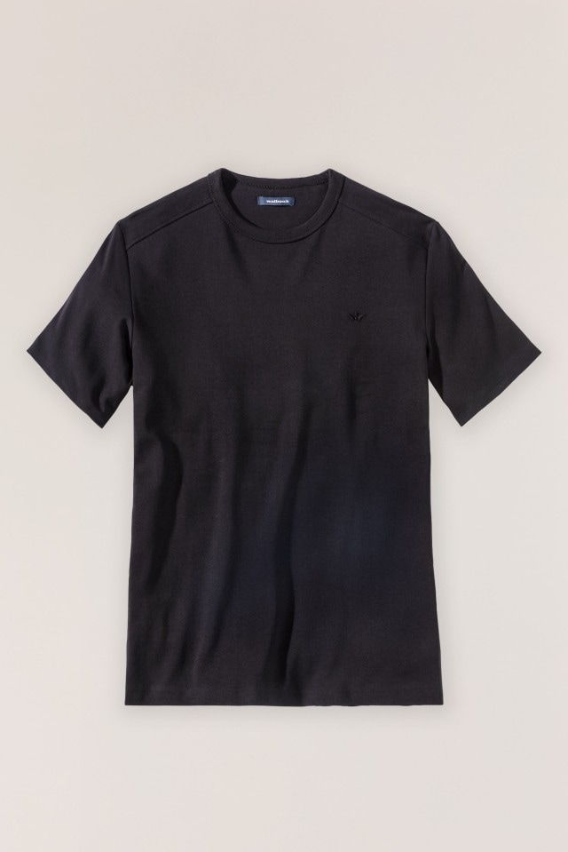 Ein schlichtes, schwarzes T-Shirt mit Rundhalsausschnitt liegt vor einem neutralen Hintergrund.