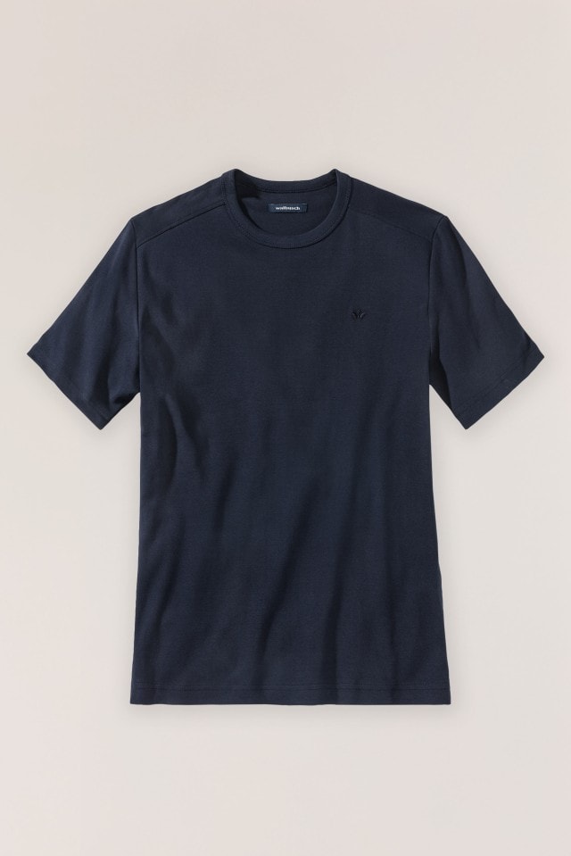 Ein schlichtes, dunkelblaues T-Shirt mit Rundhalsausschnitt liegt vor neutralem Hintergrund.