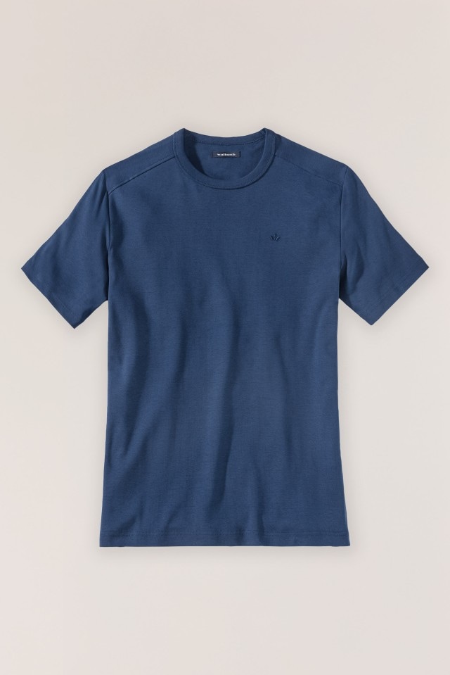 Ein schlichtes, blaues T-Shirt mit Rundhalsausschnitt liegt vor einem neutralen Hintergrund.