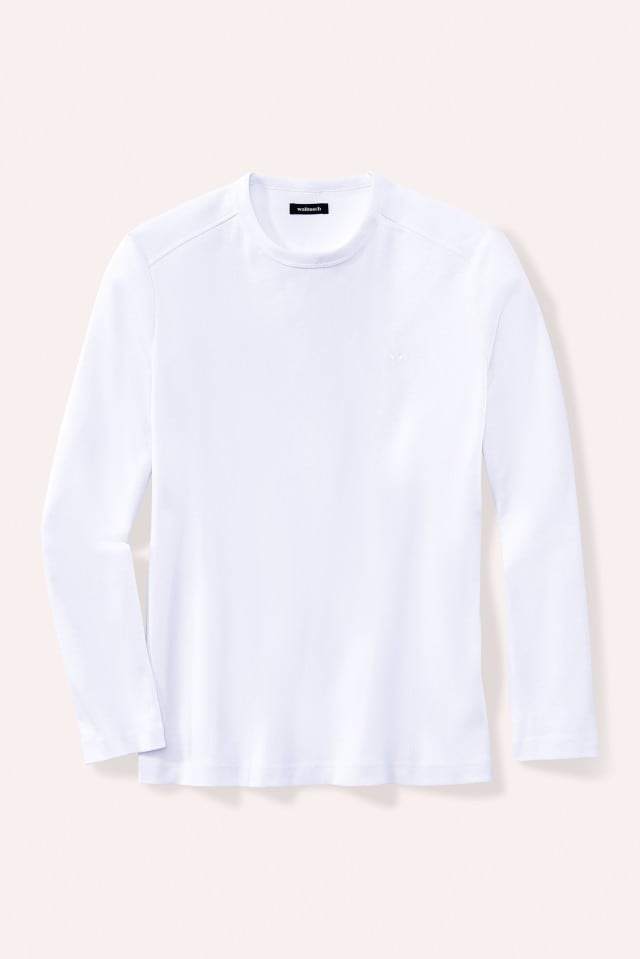 Ein schlichtes, weißes Langarmshirt mit Rundhalsausschnitt liegt vor einem hellen, neutralen Hintergrund.