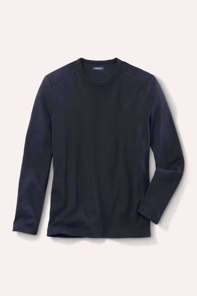 Ein schlichtes, dunkelblaues Langarmshirt mit Rundhalsausschnitt liegt vor einem hellen, neutralen Hintergrund.