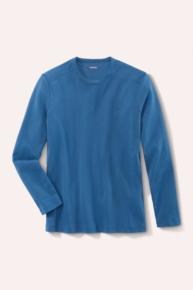 Ein schlichtes, blaues Langarmshirt mit Rundhalsausschnitt liegt vor einem hellen, neutralen Hintergrund.