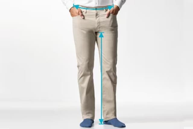 Mann in beiger Hose mit blauen Socken. Pfeile zeigen Taillen- und Beinlänge an.