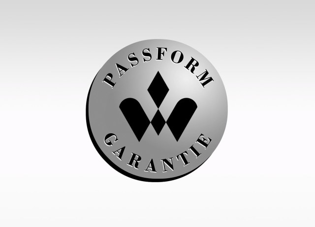 Auf dem Bild ist ein silbernes Emblem mit der schwarzen Aufschrift "PASSFORM GARANTIE" und einem stilisierten Logo in der Mitte zu sehen.