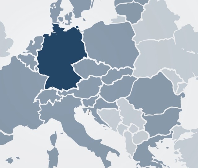 Eine Europakarte mit hervorgehobenem Deutschland in dunklerem Blau. Umliegende Länder sind in helleren Blautönen dargestellt.