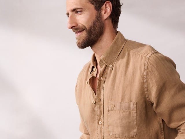 Ein Mann trägt das Pure Leinen Hemd Überfärber in der Farbe Latte.