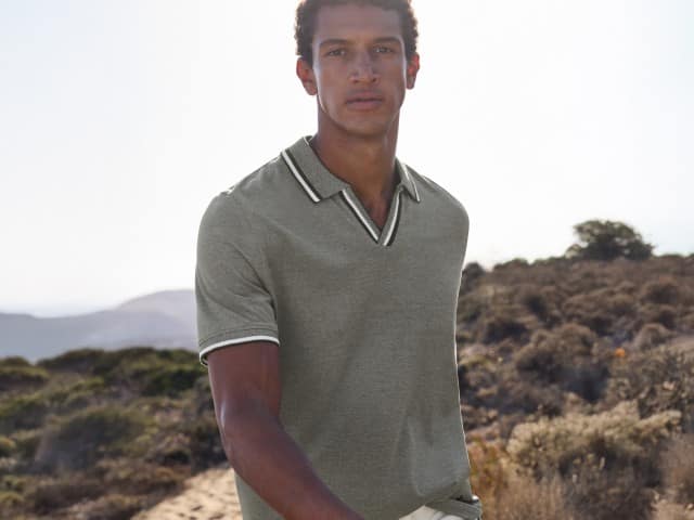 Ein Mann trägt ein sommerliches Poloshirt.