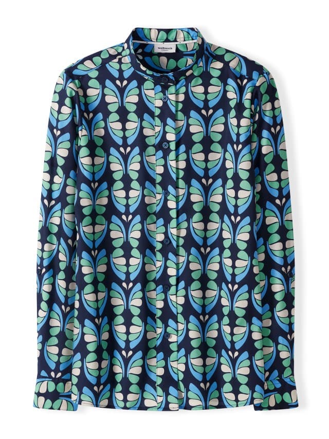 Eine langärmlige Bluse mit blau‑grünem, grafischem Blattmuster liegt flach vor weißem Hintergrund. Eine langärmlige Bluse mit blau‑grünem, grafischem Blattmuster liegt flach vor weißem Hintergrund.