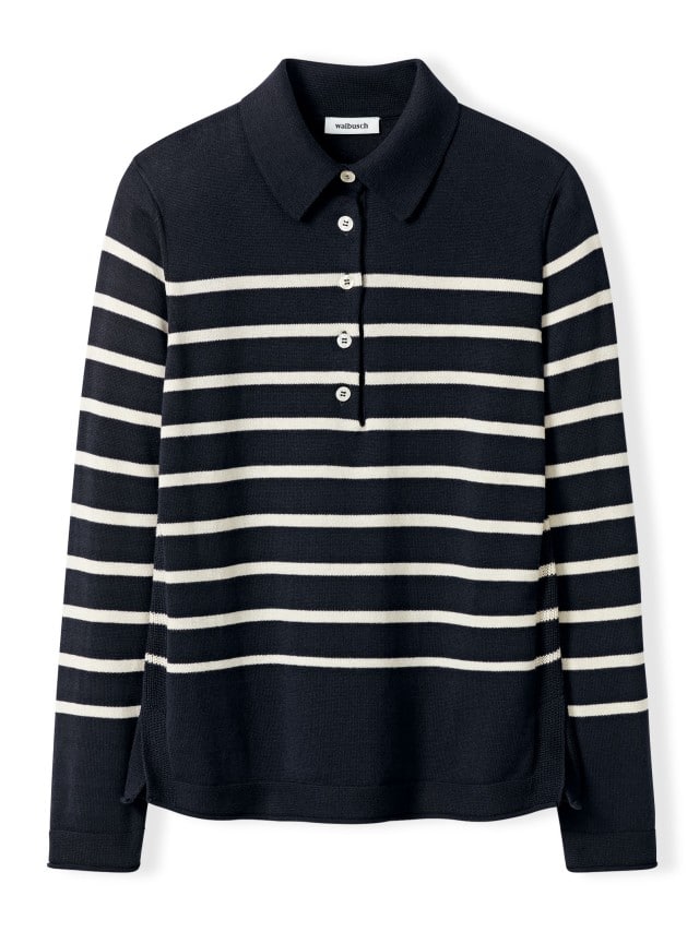 Ein dunkelblauer Pullover mit weißen Querstreifen und Knopfleiste liegt flach vor weißem Hintergrund. Ein dunkelblauer Pullover mit weißen Querstreifen und Knopfleiste liegt flach vor weißem Hintergrund.