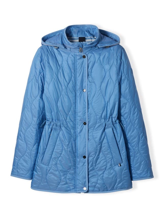 Eine hellblaue, gesteppte Jacke mit Kapuze und Reißverschluss‑Knopfleiste liegt flach vor weißem Hintergrund. Eine hellblaue, gesteppte Jacke mit Kapuze und Reißverschluss‑Knopfleiste liegt flach vor weißem Hintergrund.