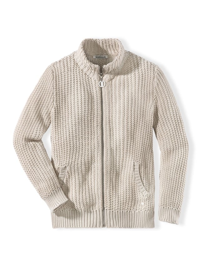 Eine beige Strickjacke mit Reißverschluss und Rippenbündchen liegt flach vor weißem Hintergrund. Eine beige Strickjacke mit Reißverschluss und Rippenbündchen liegt flach vor weißem Hintergrund.