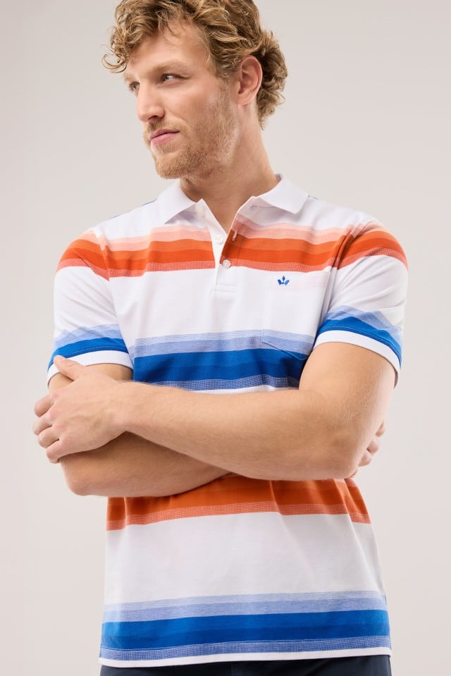 Ein Mann mit verschränkten Armen trägt ein Pique-Polo Hitzefrei in Weiß mit Streifen.