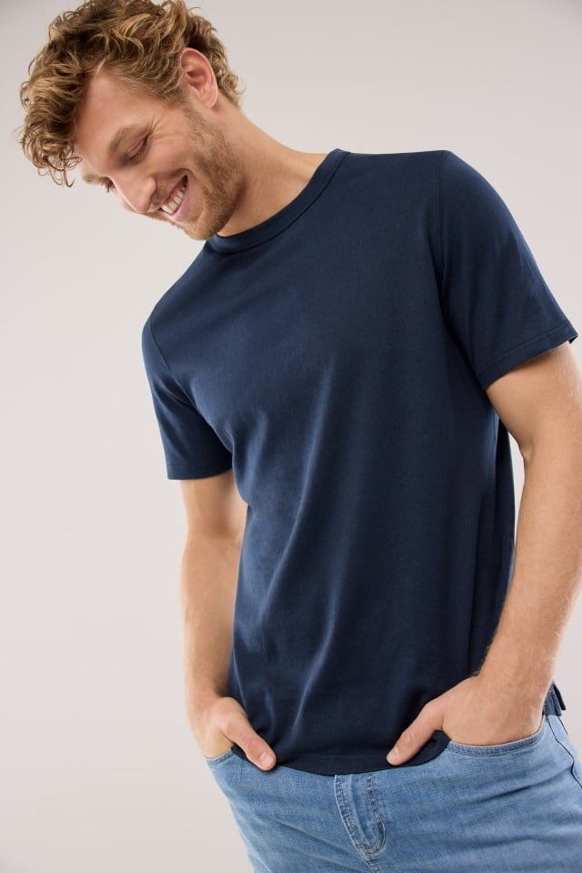 Ein Mann trägt ein Leinen-Shirt in Marine.