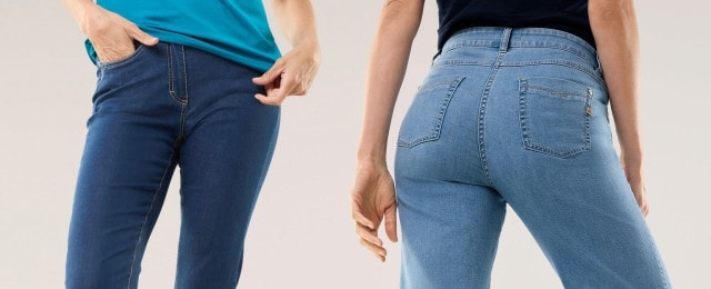 Zwei Frauen tragen unterschiedliche Jeans in Dunkel- und Hellblau, kombiniert mit schlichten T-Shirts. Die Hosen sind figurbetont geschnitten und bieten einen klassischen, vielseitigen Casual-Look.