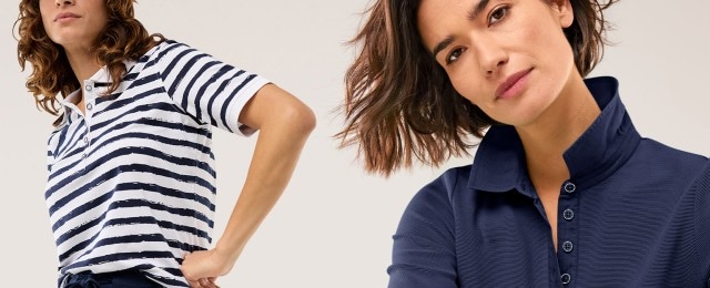 Zwei Frauen tragen stilvolle Poloshirts: Eine mit maritimen, dunkelblau-weißen Streifen, die andere in unifarbenem Dunkelblau mit elegantem Stehkragen und Knopfleiste. Die Looks sind modern, sportlich und vielseitig kombinierbar.
