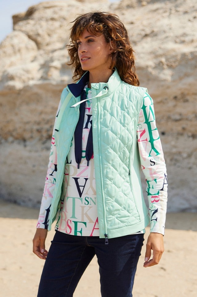 Frau im sportlichen Outfit am Strand