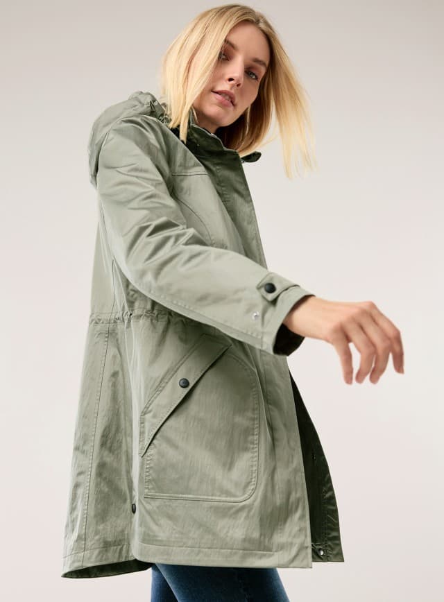 Ein Frau trägt die Aquastop Parka Crinkle 2.0 in Khaki.