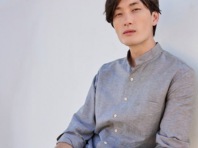 Ein Mann trägt einen Leinenhemd mit Stehkragen.