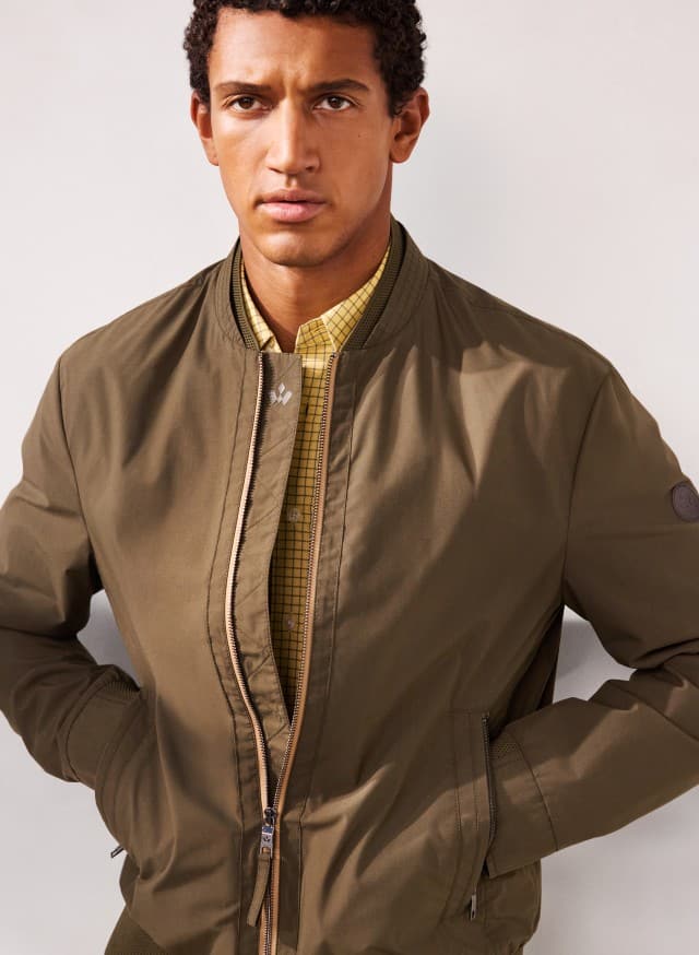 Abbildung Oberkörper Herr in Jacke