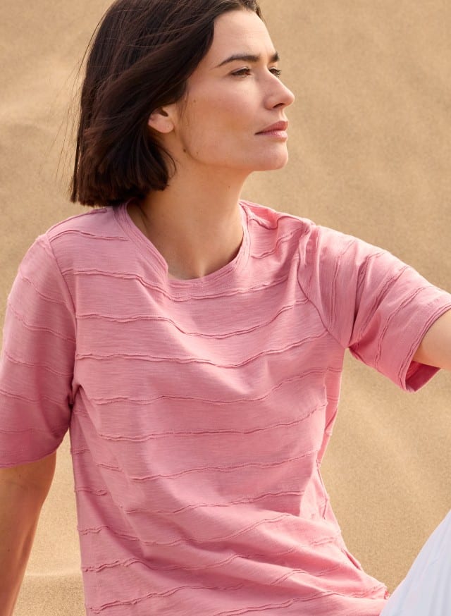 Abbildung Oberkörper Dame in Shirt