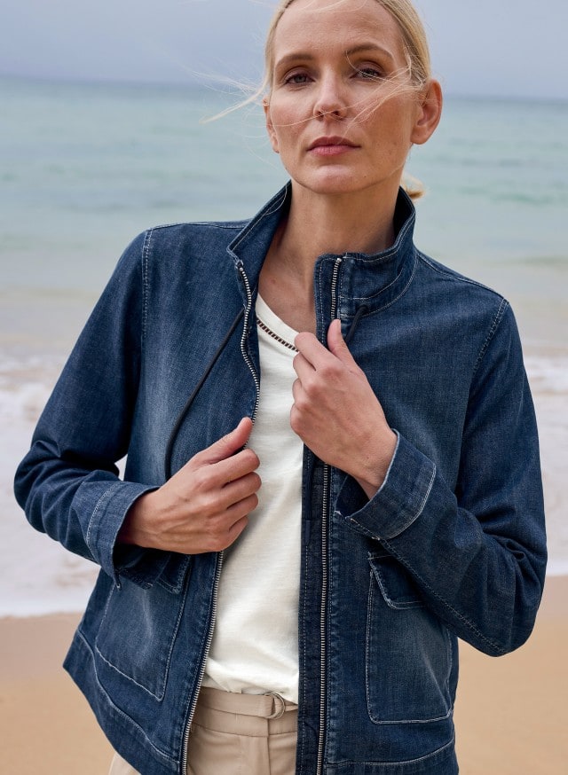 Abbildung Oberkörper Dame in Jacke