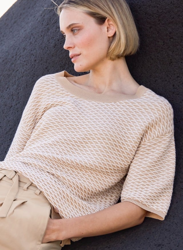 Abbildung Oberkörper Dame in Shirt