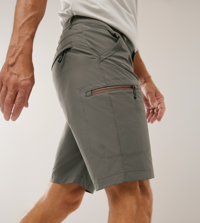 Nahaufnahme eines Mannes der khakifarbene Bermudashorts mit Taschen trägt.